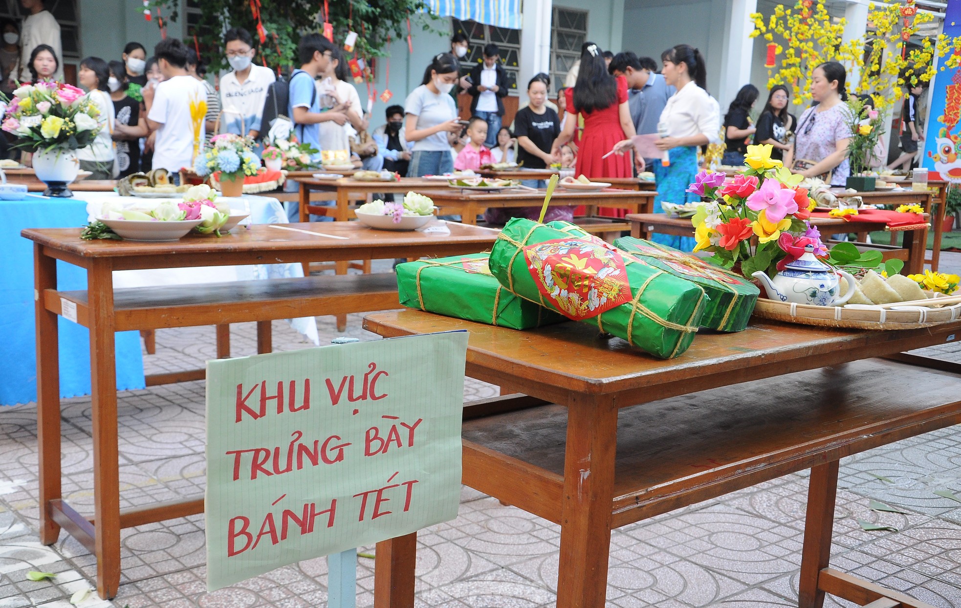 Thầy cô, học sinh Cần Thơ cùng 'tranh tài' gói bánh tét đón Tết ảnh 9