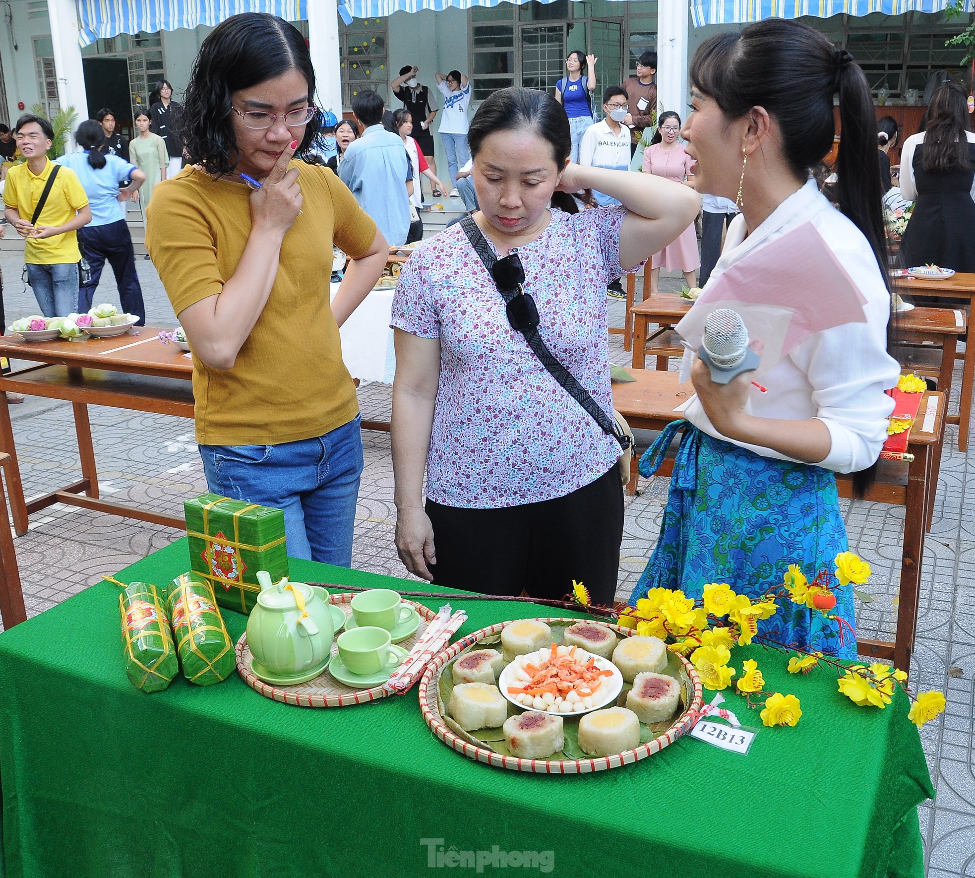 Thầy cô, học sinh Cần Thơ cùng 'tranh tài' gói bánh tét đón Tết ảnh 14