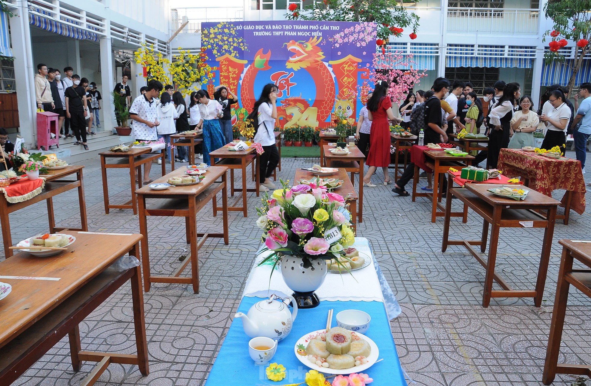 Thầy cô, học sinh Cần Thơ cùng 'tranh tài' gói bánh tét đón Tết ảnh 12