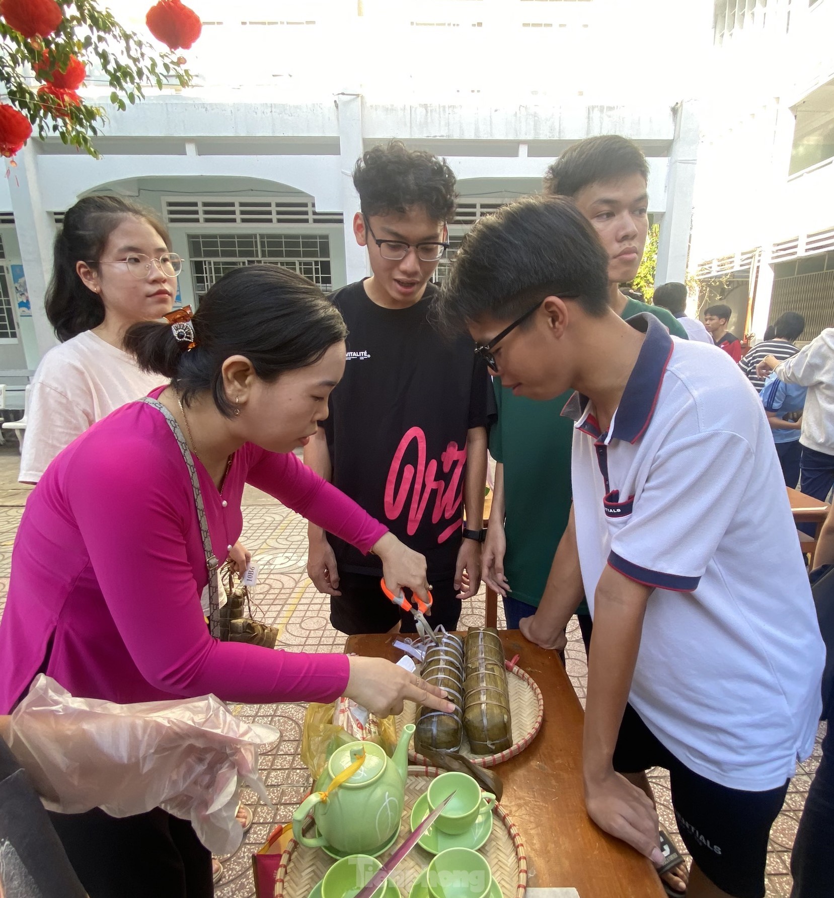 Thầy cô, học sinh Cần Thơ cùng 'tranh tài' gói bánh tét đón Tết ảnh 7