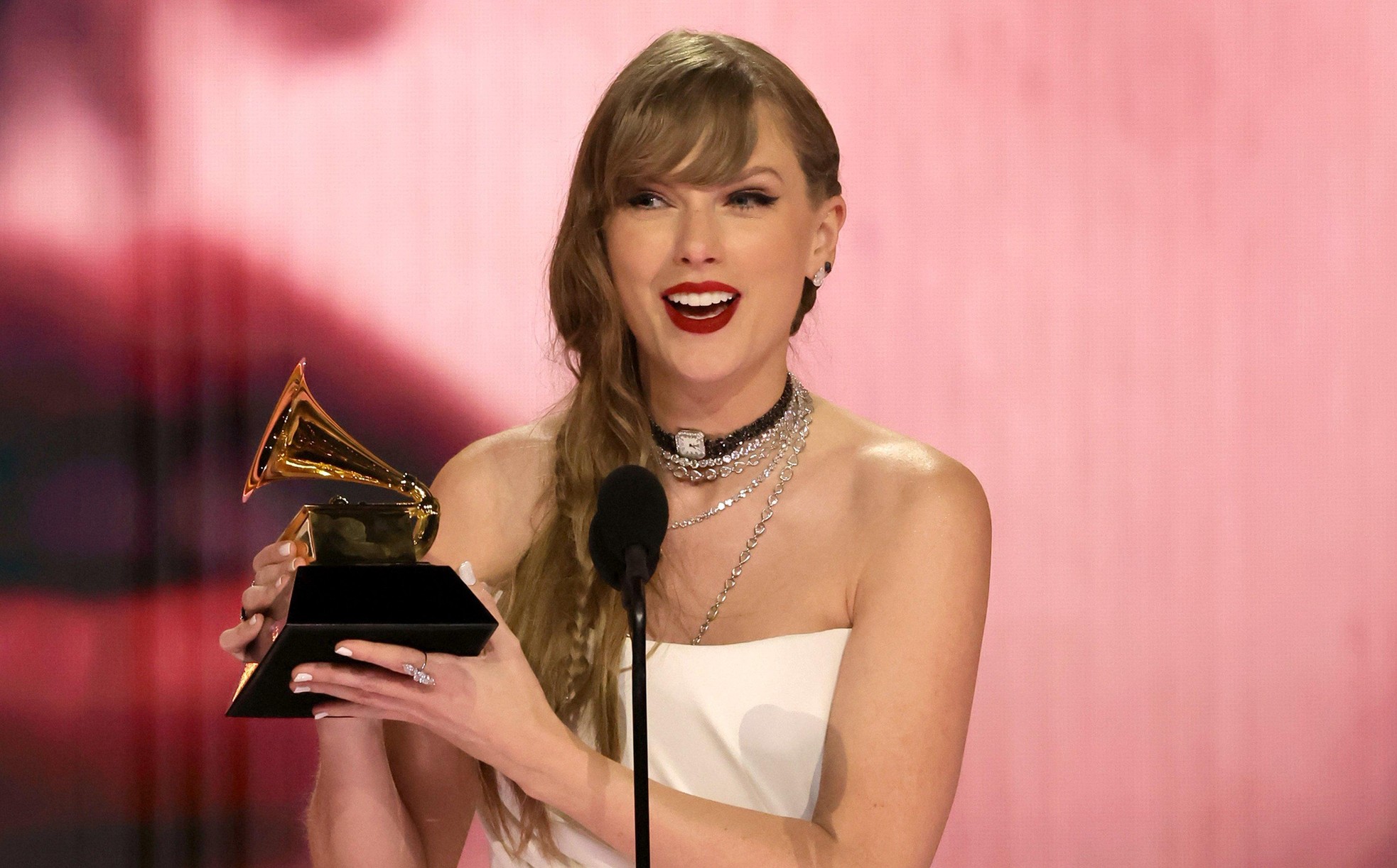 Dự đoán sớm đề cử Grammys 2025: Taylor Swift đối đầu Beyoncé, Ariana Grande ảnh 2