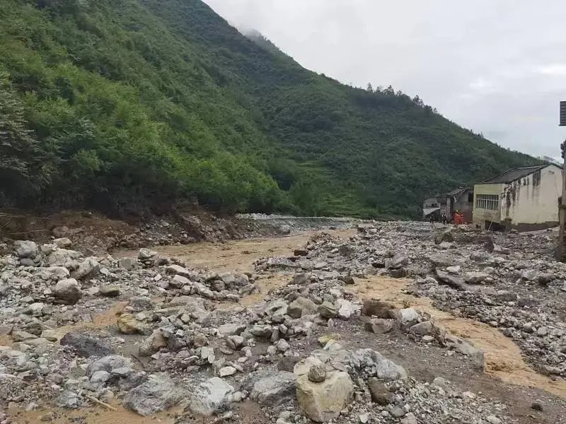 Lũ quét tại Trung Quốc khiến hàng chục người chết và mất tích- Ảnh 4.