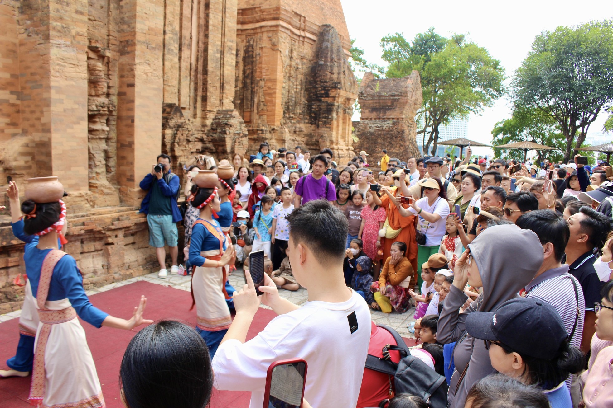 Du khách mê mẩn khám phá văn hóa Chăm giữa lòng phố biển Nha Trang ảnh 11