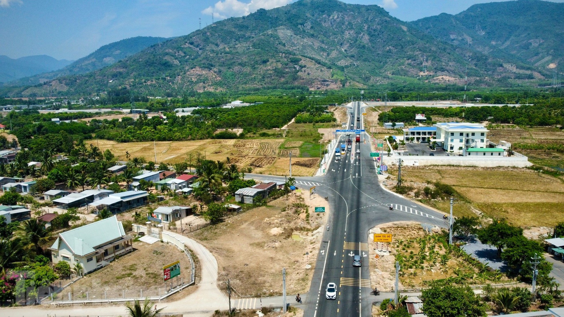 Ô tô băng băng trên cao tốc du lịch Nha Trang ngày nghỉ lễ ảnh 6