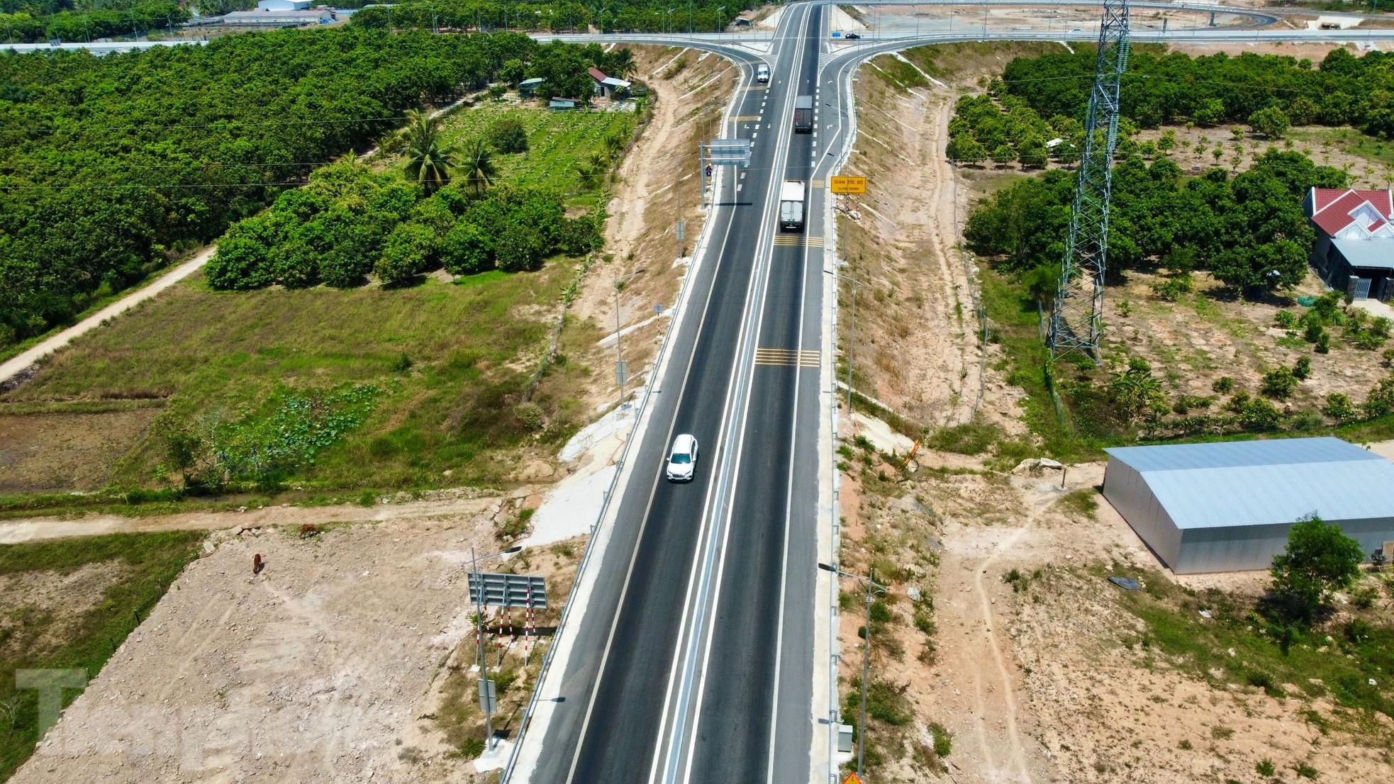 Ô tô băng băng trên cao tốc du lịch Nha Trang ngày nghỉ lễ ảnh 7