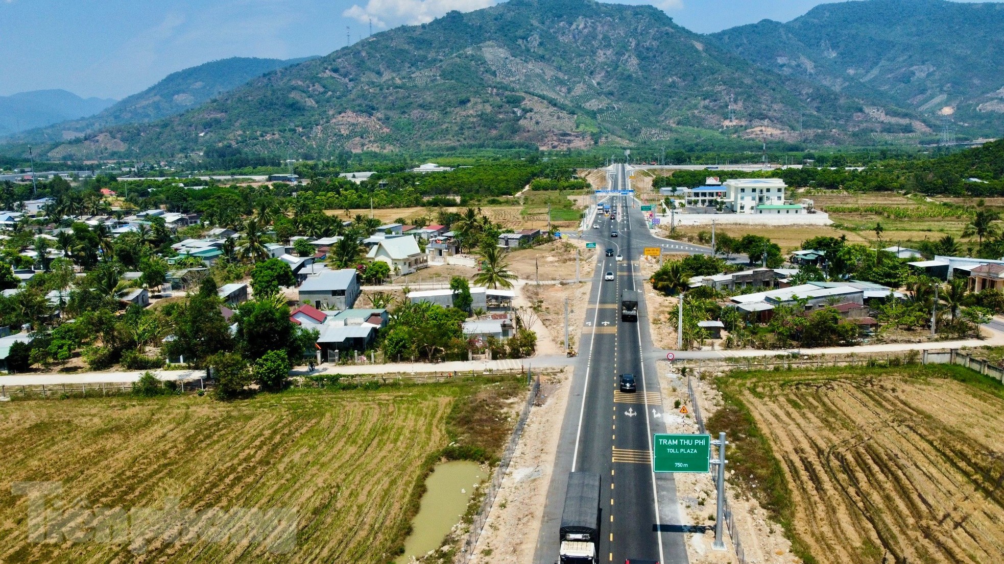 Ô tô băng băng trên cao tốc du lịch Nha Trang ngày nghỉ lễ ảnh 3