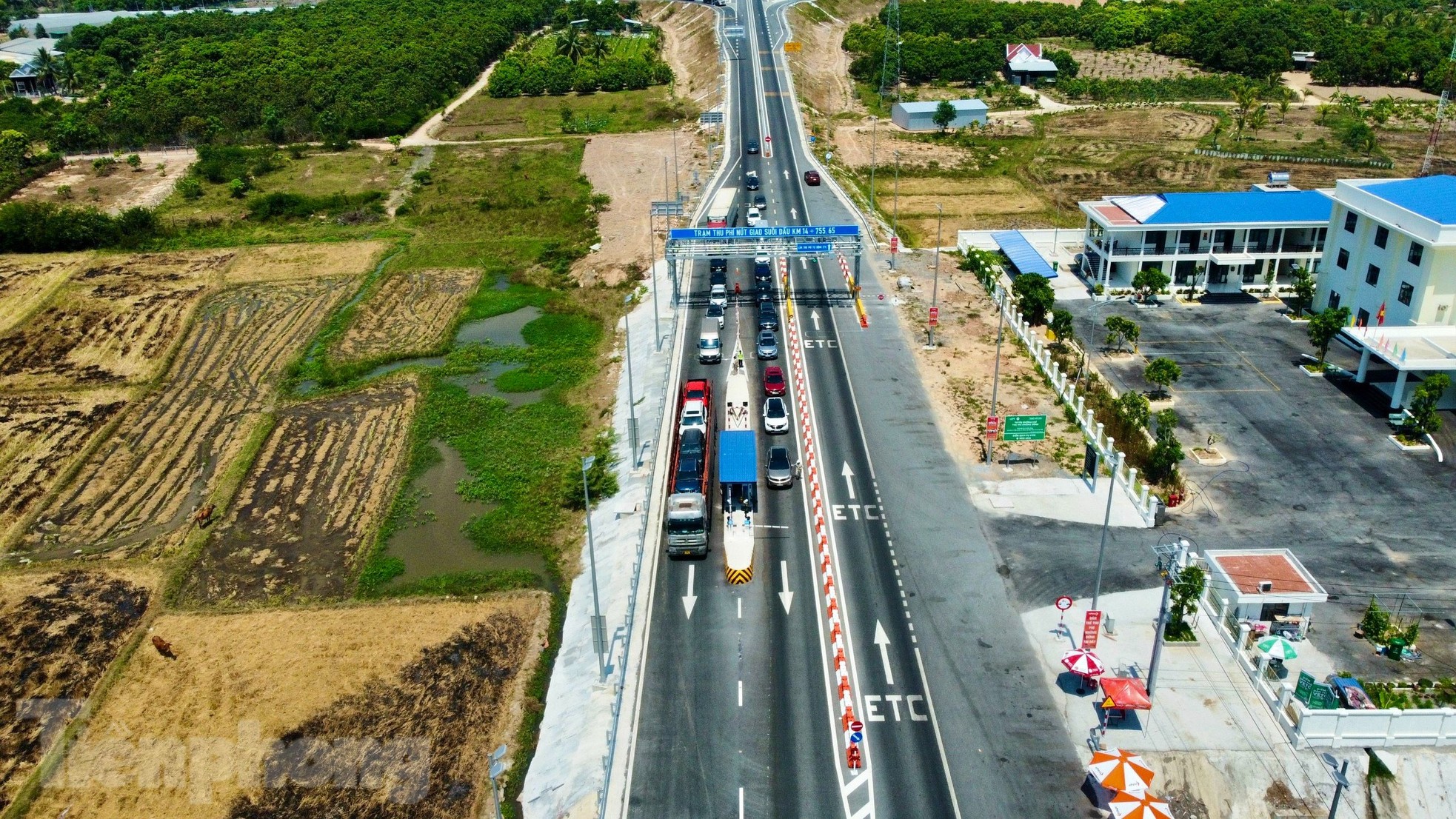 Ô tô băng băng trên cao tốc du lịch Nha Trang ngày nghỉ lễ ảnh 1