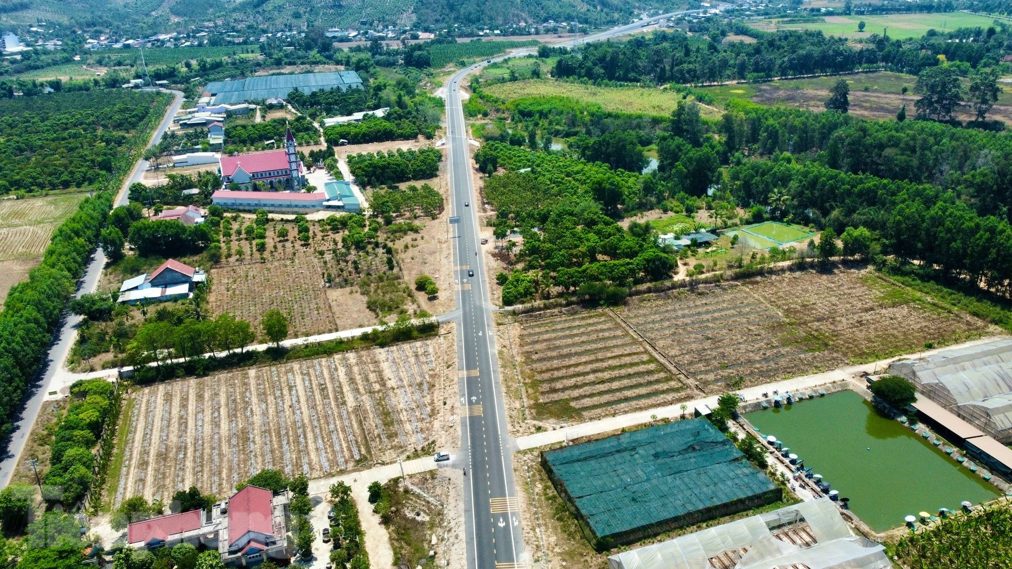 Ô tô băng băng trên cao tốc du lịch Nha Trang ngày nghỉ lễ ảnh 4