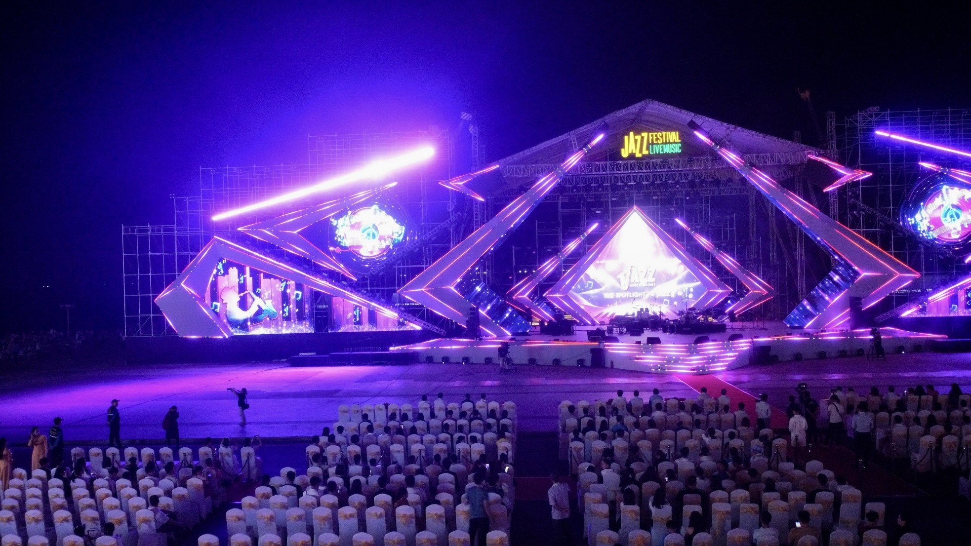 Hàng nghìn người mê đắm 'bữa tiệc' nhạc Jazz ở biển Nha Trang ảnh 3