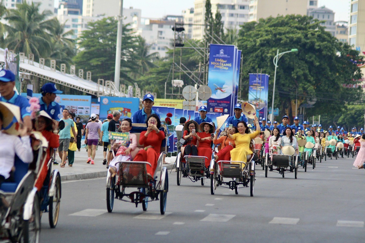 1.500 người diện áo dài, đi xích lô quanh phố biển Nha Trang ảnh 11