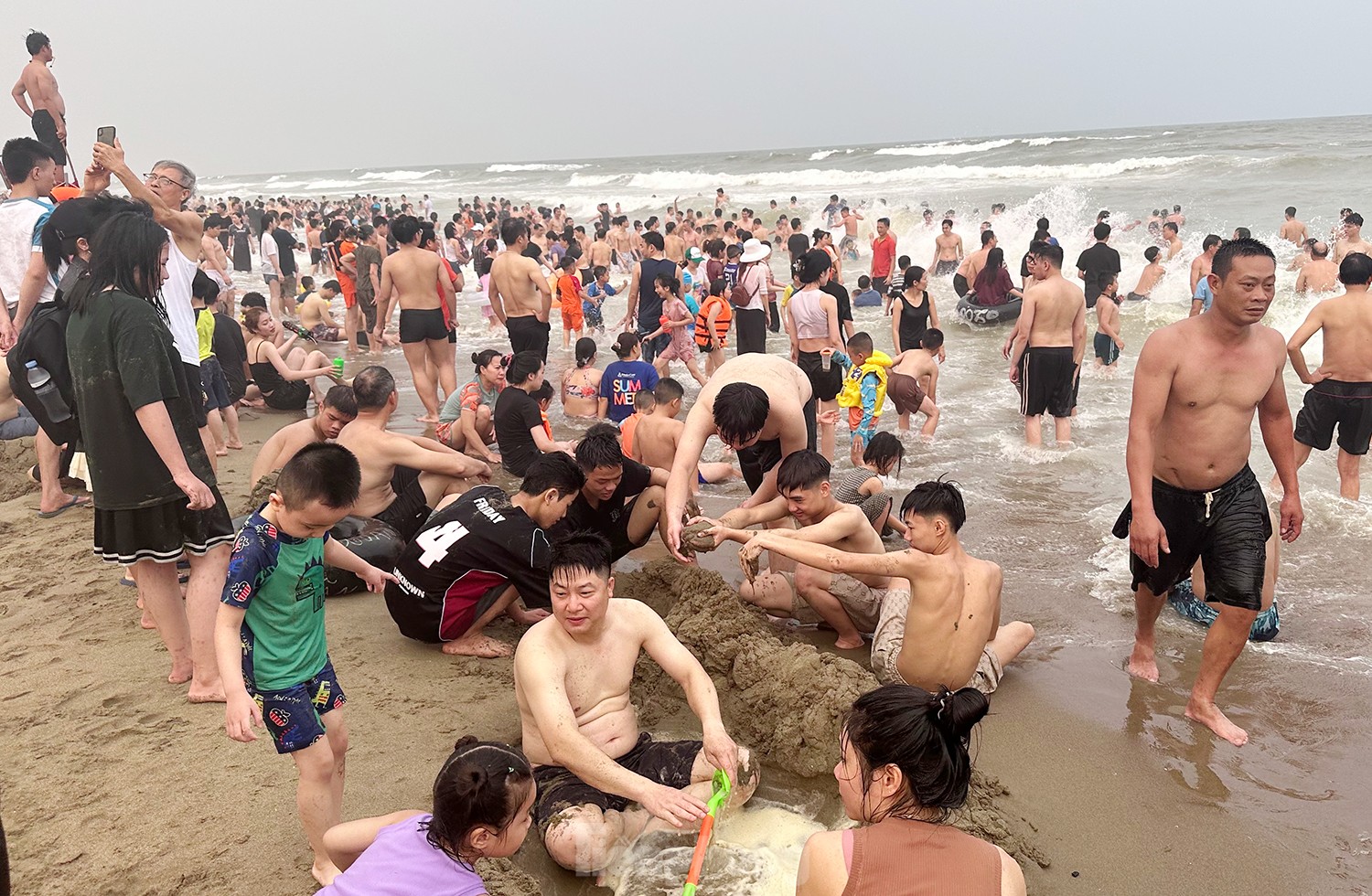 'Vỡ trận' biển Sầm Sơn ảnh 6