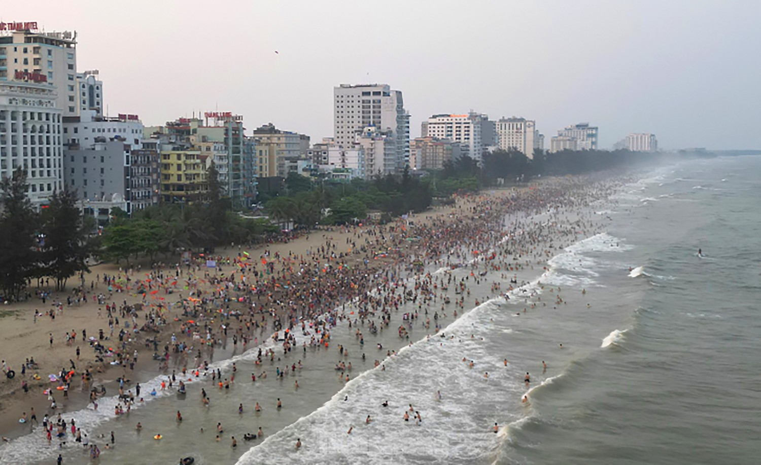 'Vỡ trận' biển Sầm Sơn ảnh 12