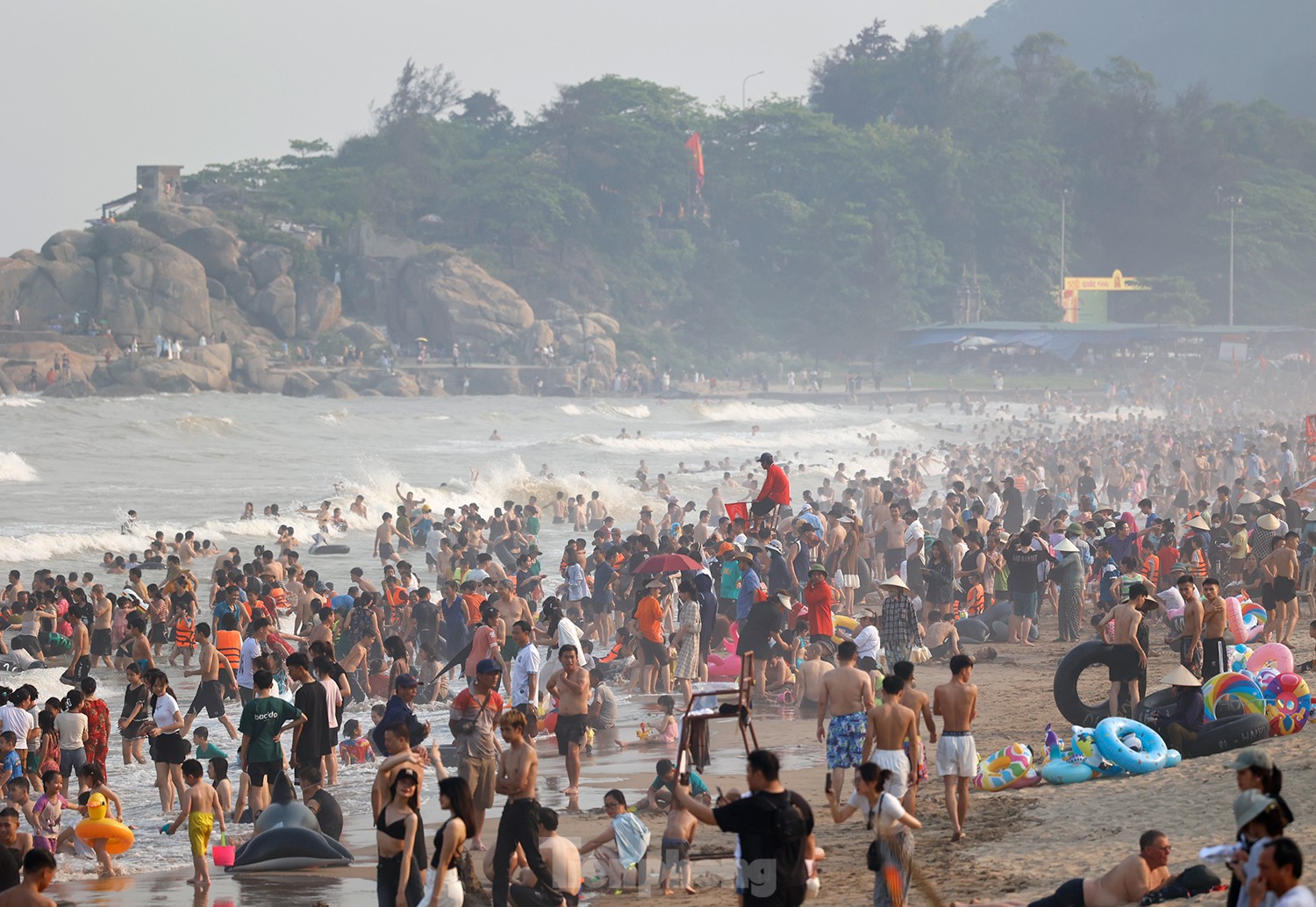'Vỡ trận' biển Sầm Sơn ảnh 1