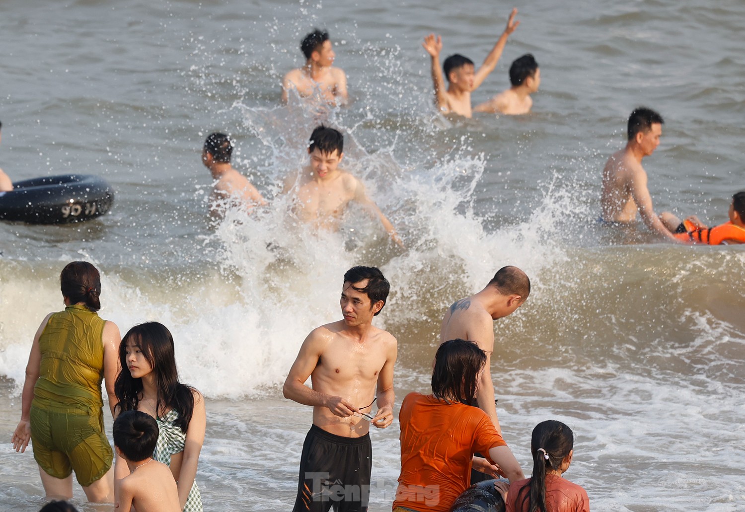 'Vỡ trận' biển Sầm Sơn ảnh 10