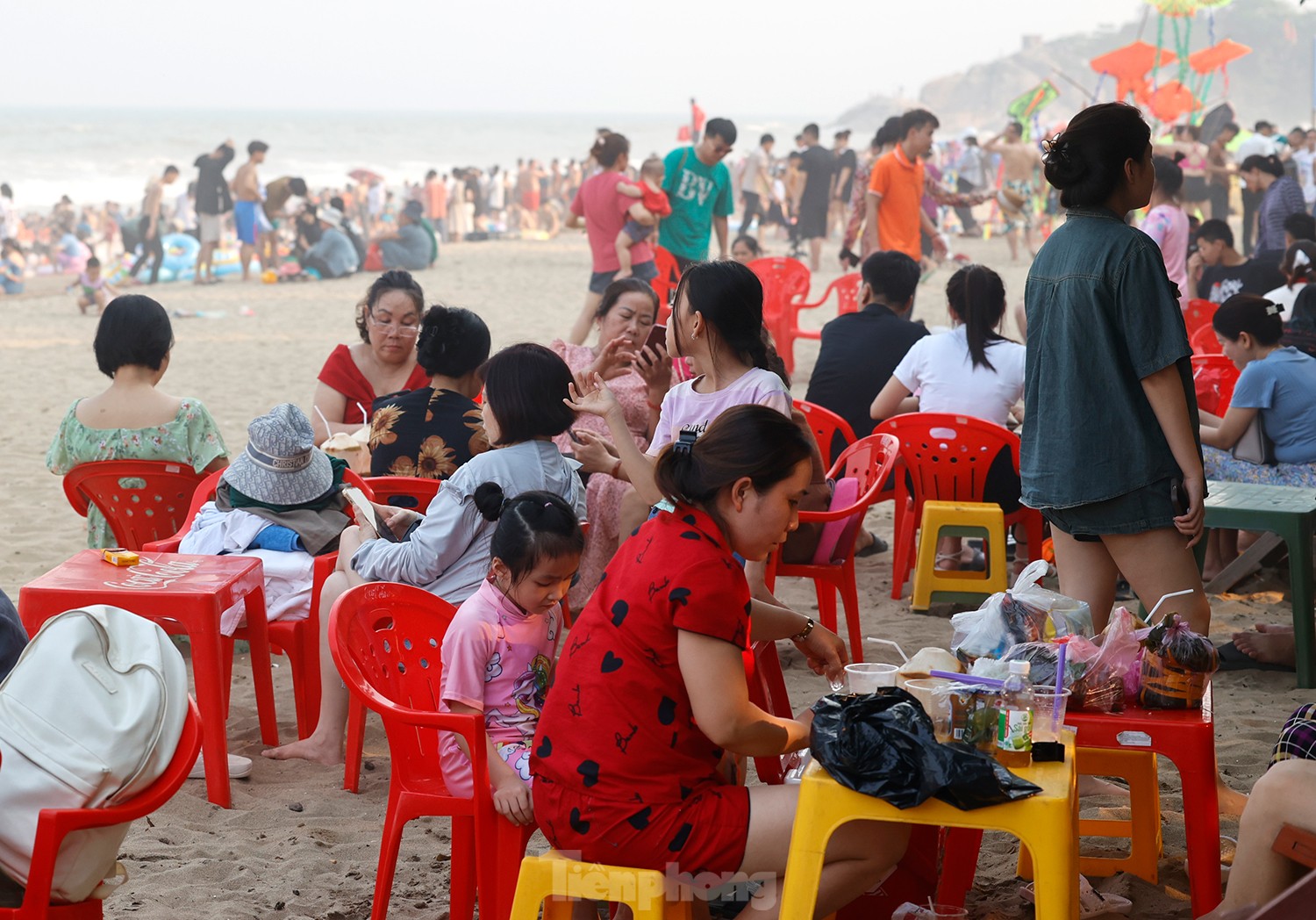 'Vỡ trận' biển Sầm Sơn ảnh 11