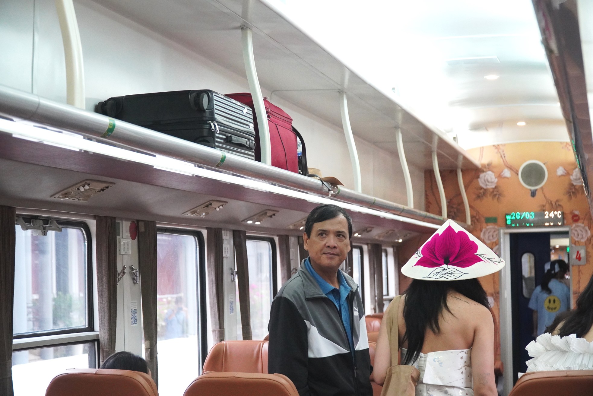 Có gì bên trong đoàn tàu chạy cung đường du lịch đẹp nhất Việt Nam? ảnh 9