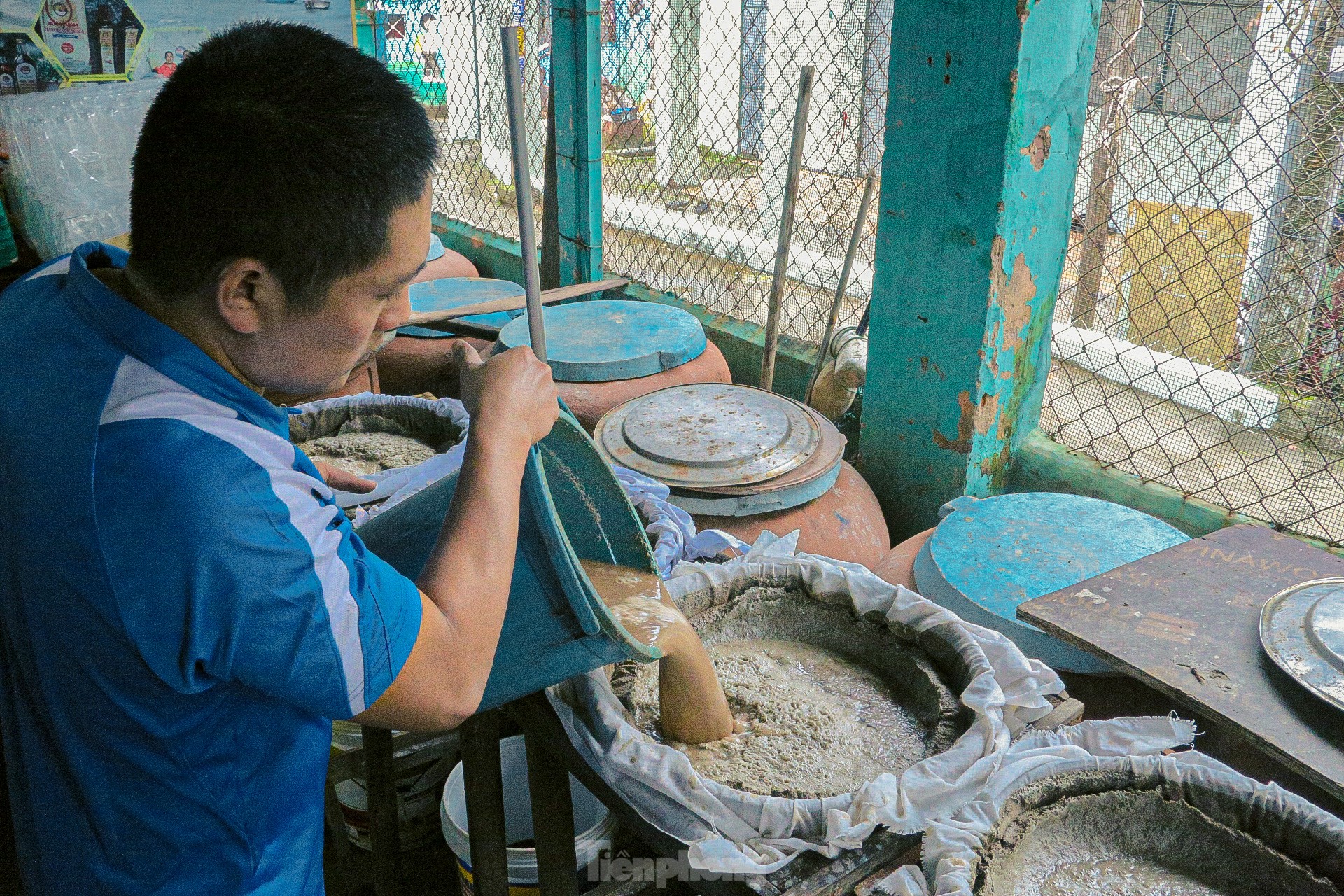 Làng nghề nước mắm lâu đời ở Đà Nẵng 'chạy đua' những ngày giáp Tết ảnh 4