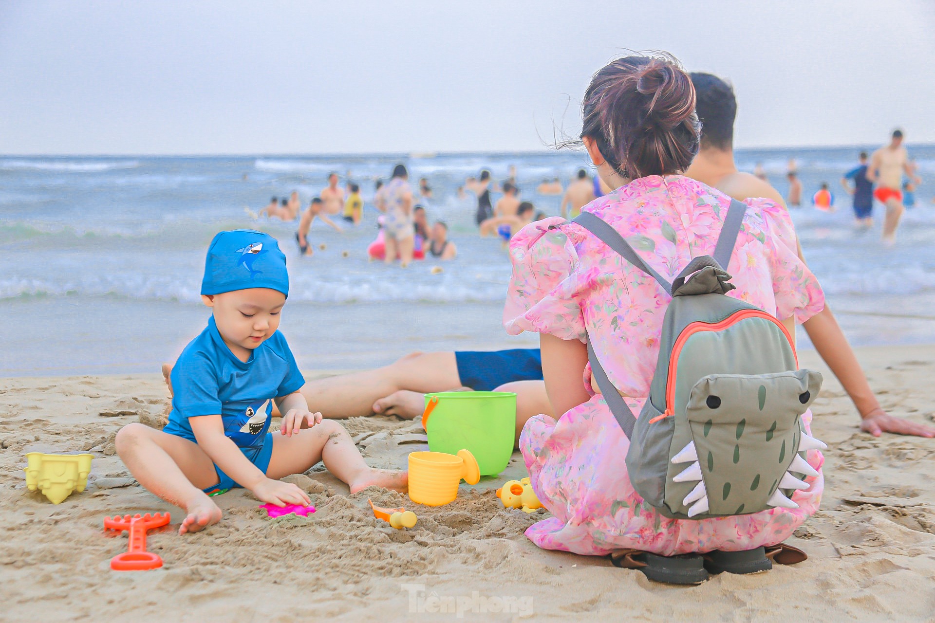 Người dân, du khách đổ xô ra biển Đà Nẵng giải nhiệt nắng nóng ảnh 6