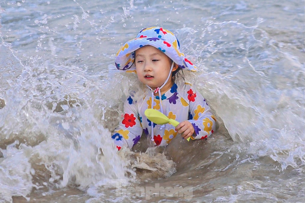 Người dân, du khách đổ xô ra biển Đà Nẵng giải nhiệt nắng nóng ảnh 8