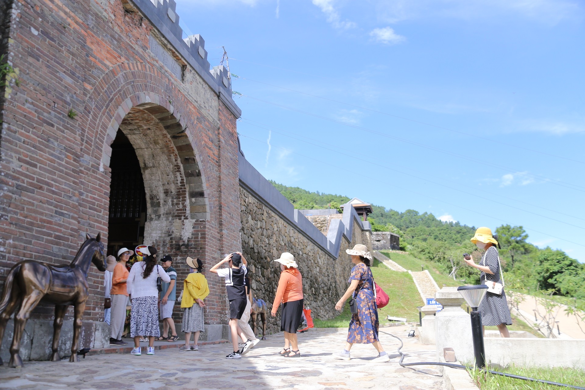 Hải Vân Quan 'khoác áo mới' ngày đầu đón khách sau hơn 2 năm đóng cửa ảnh 19