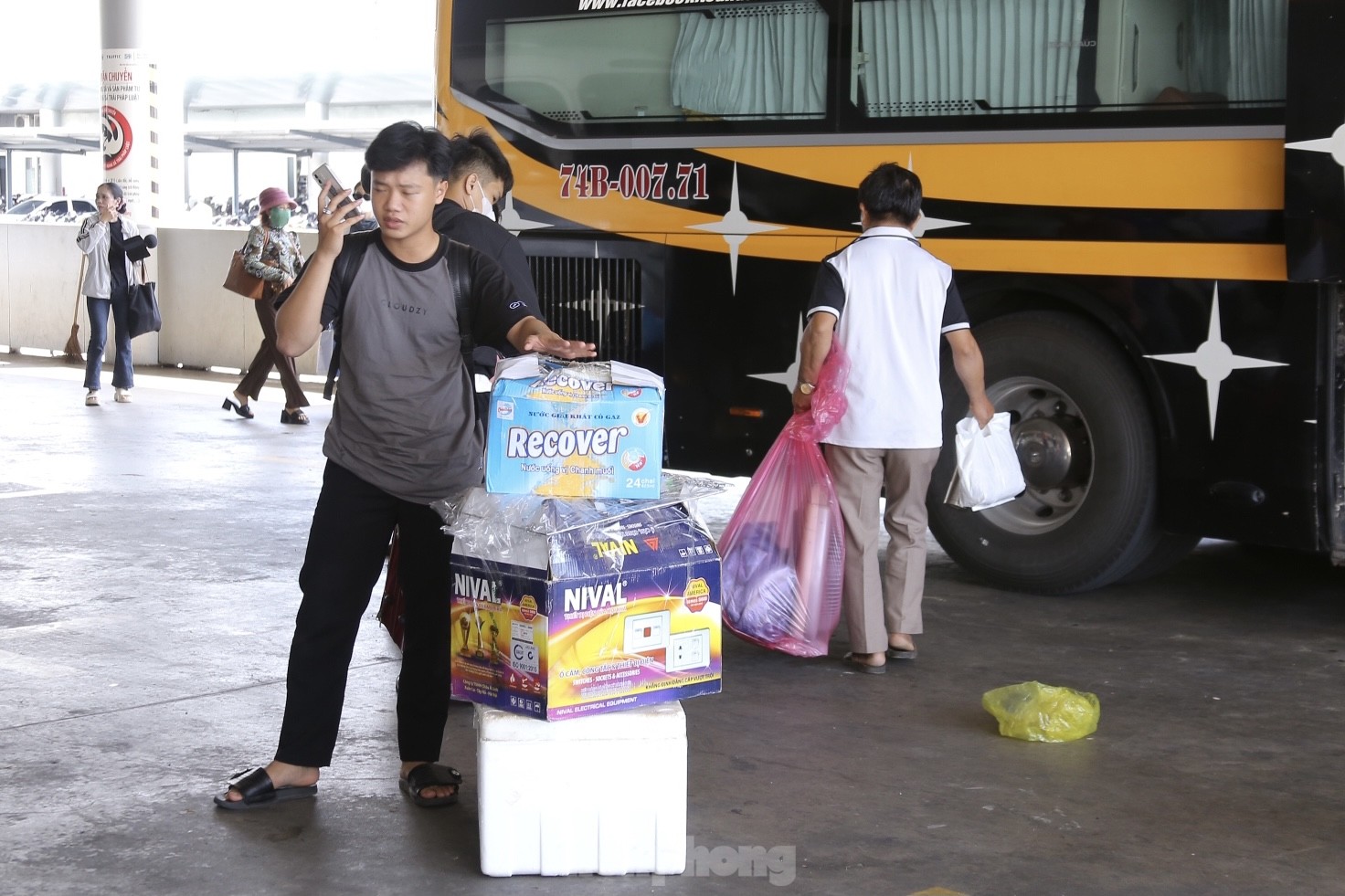 Người dân ‘tay xách nách mang’ trở lại thành phố sau lễ ảnh 7