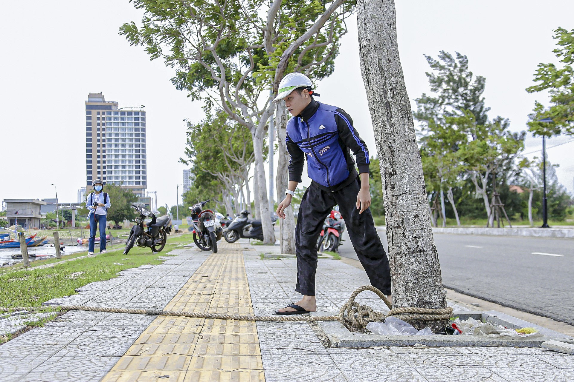 Ngư dân Đà Nẵng hối hả vào bờ, neo đậu tàu thuyền tránh bão Trà Mi ảnh 8