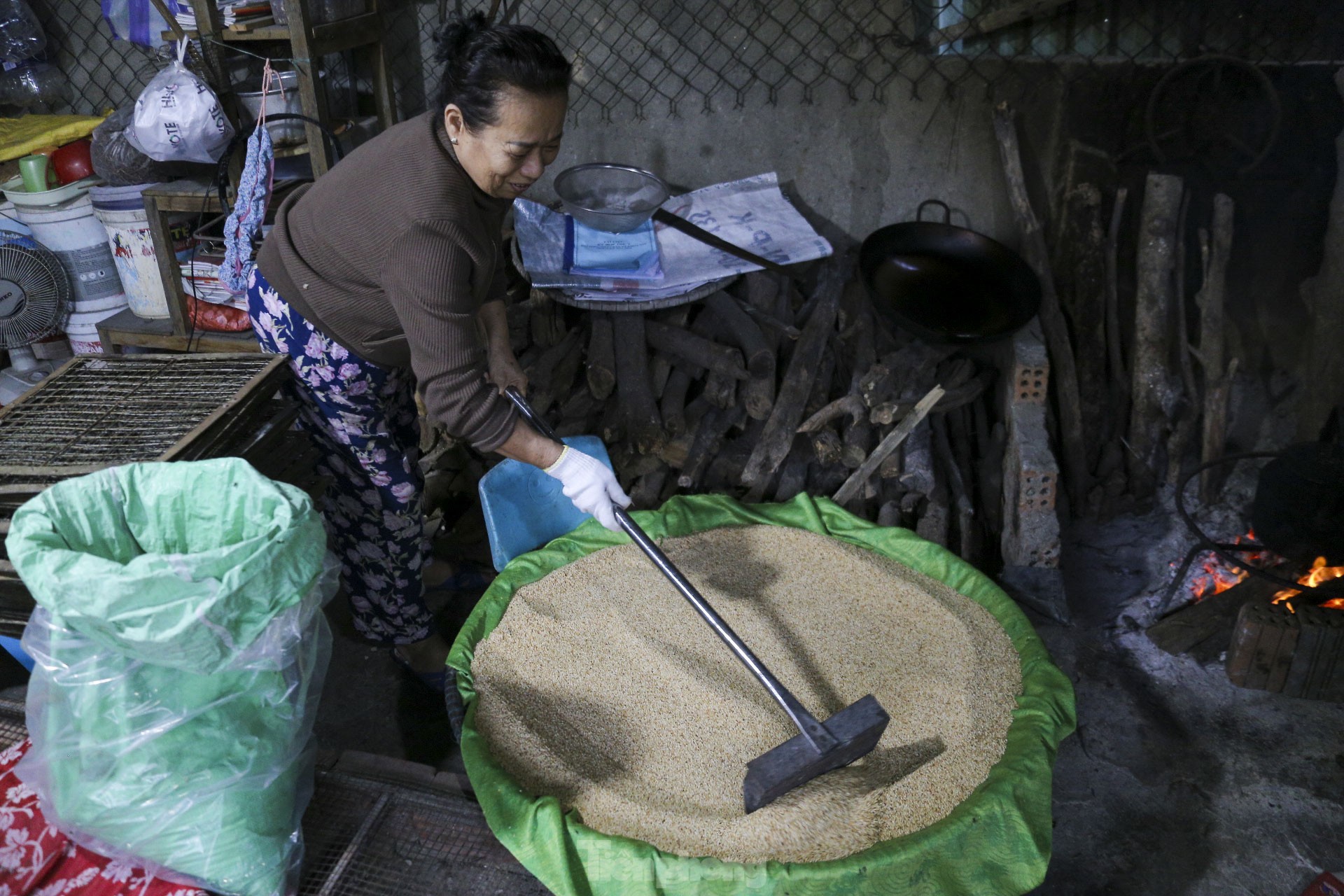 Làng nghề bánh khô mè Đà Nẵng hối hả vào cao điểm vụ Tết ảnh 5