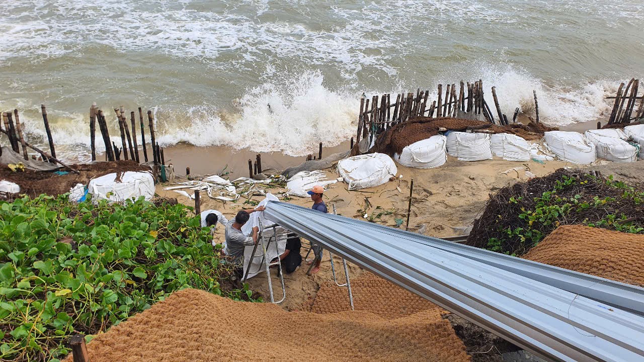 Sóng xé toạc hàng trăm mét bờ biển Hội An ảnh 6