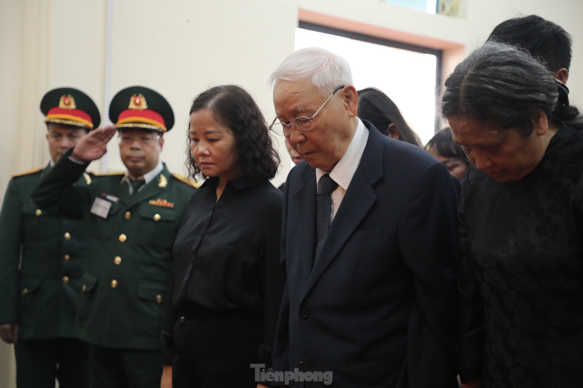 Hình ảnh thầy giáo của Tổng Bí thư Nguyễn Phú Trọng đi xe lăn, chống gậy đến viếng người học trò ảnh 6