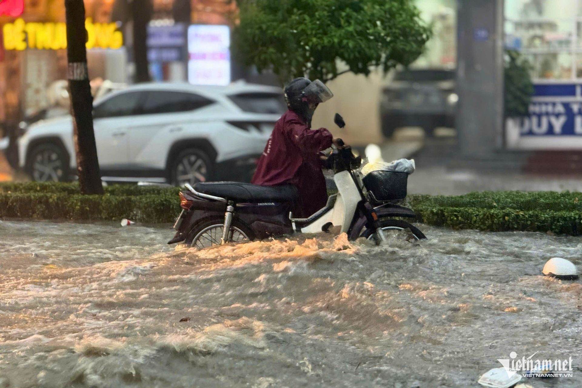 Mưa lớn trong 2 giờ, cô gái chạy xe máy ngã nhào khi qua 'rốn ngập' ở Đồng Nai ảnh 3