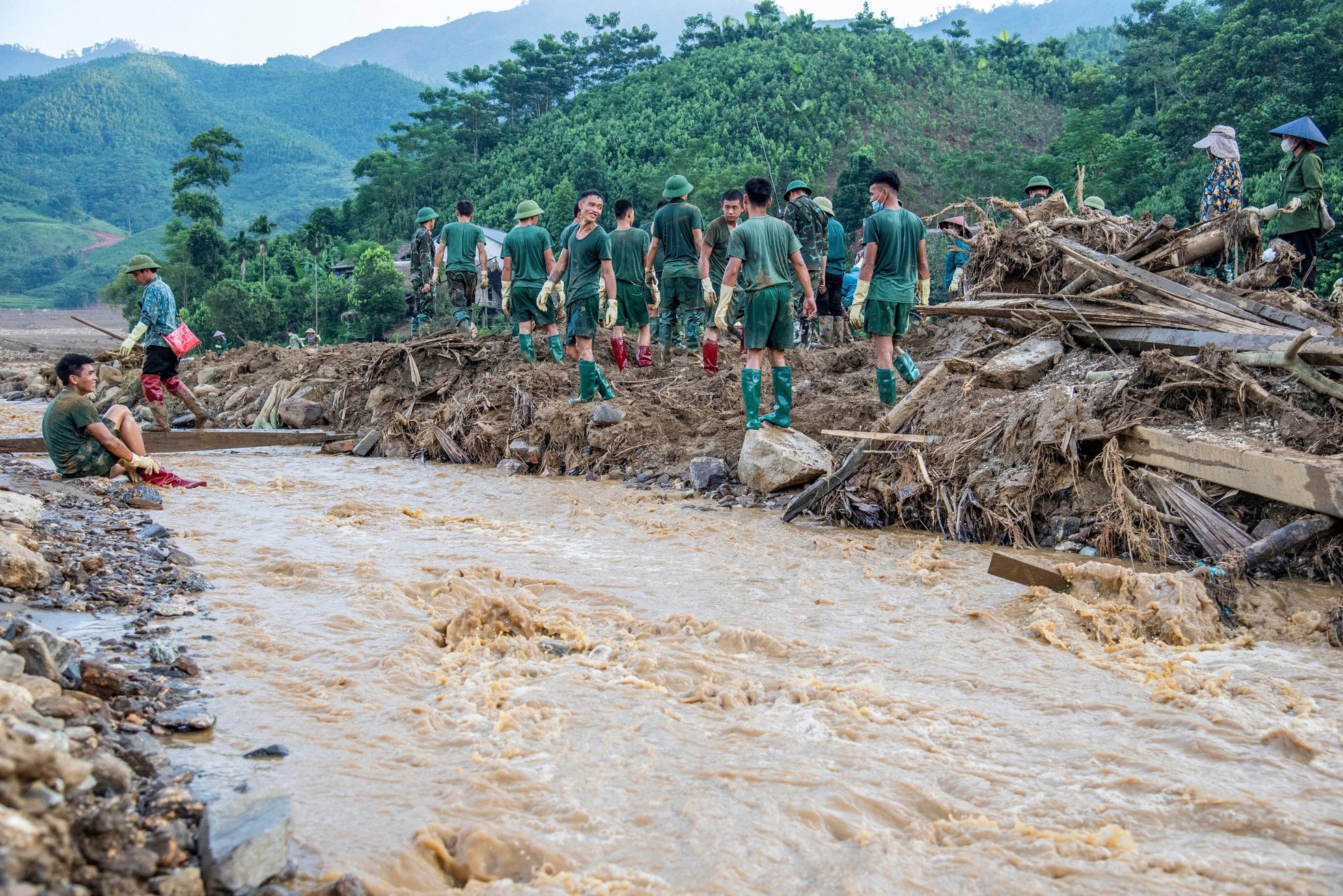 Lo mưa và nứt đường ở Làng Nủ ảnh 8