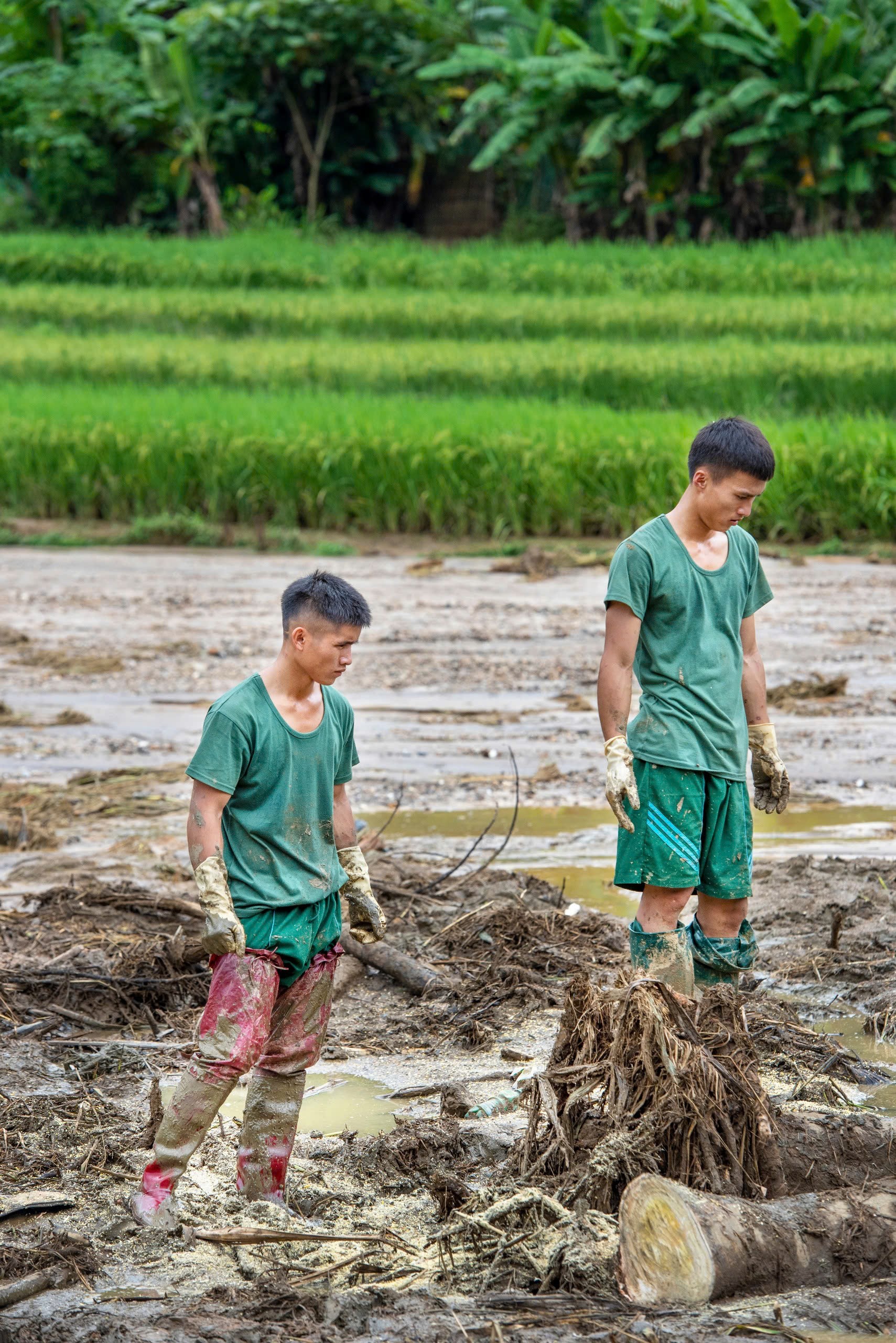 Lo mưa và nứt đường ở Làng Nủ ảnh 4