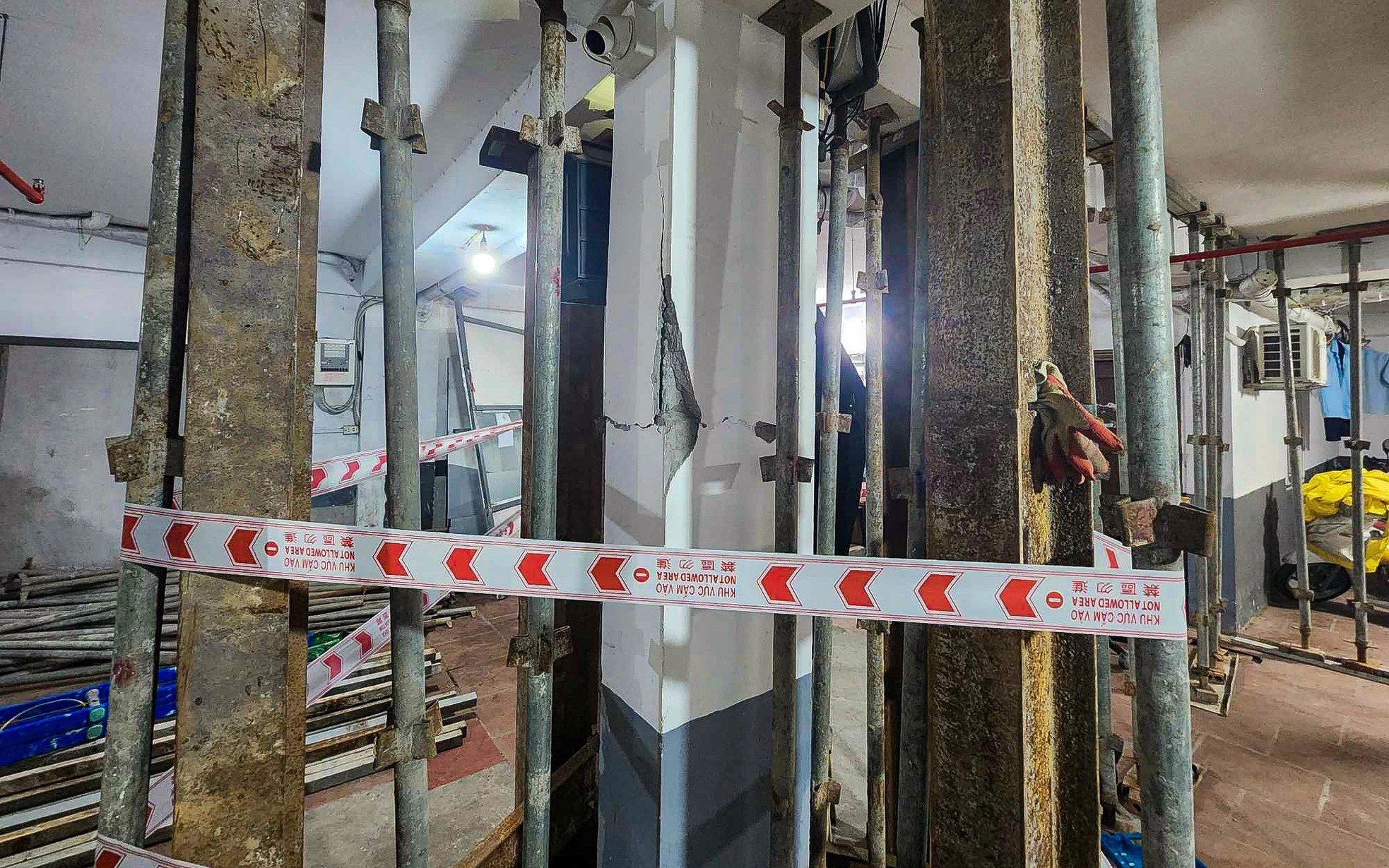 Hình ảnh mới nhất chung cư mini bị nứt cột chống đỡ khiến dân phải di dời khẩn cấp ảnh 1