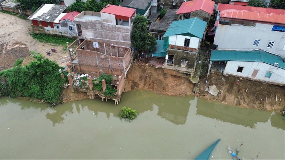 Xót xa hình ảnh những căn nhà đổ sập vì sụt lún bên sông Cầu ảnh 14