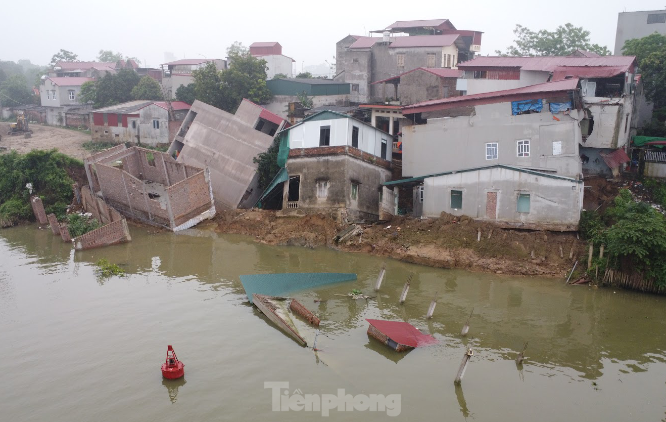 Xót xa hình ảnh những căn nhà đổ sập vì sụt lún bên sông Cầu ảnh 3