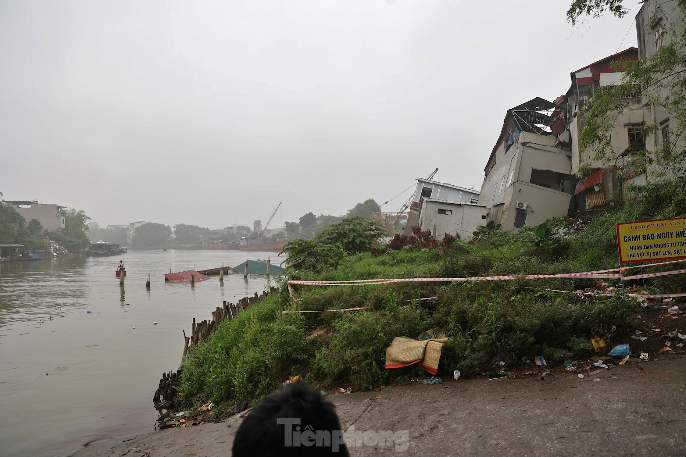 Xót xa hình ảnh những căn nhà đổ sập vì sụt lún bên sông Cầu ảnh 9