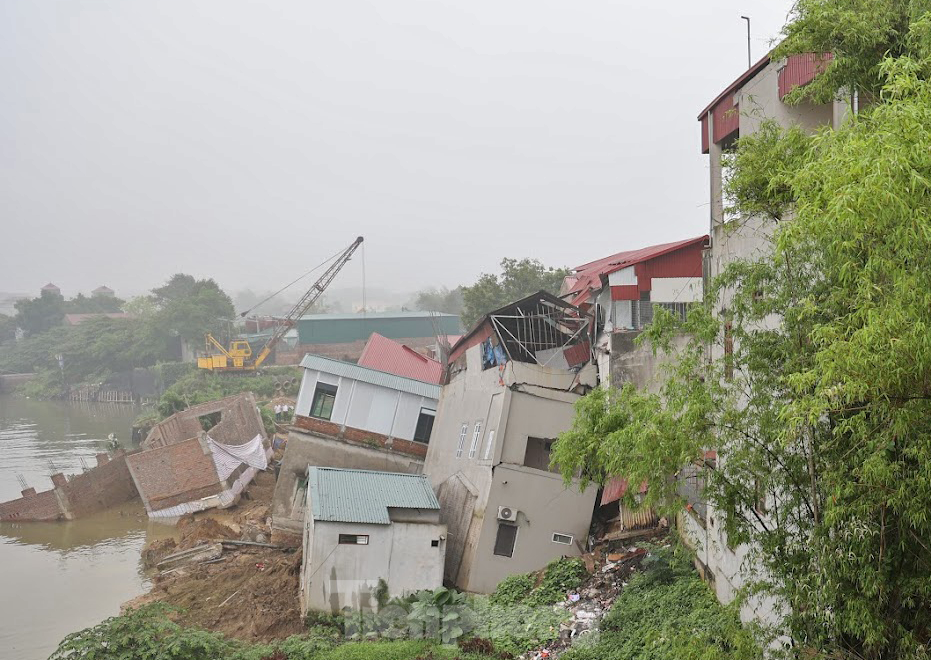 Xót xa hình ảnh những căn nhà đổ sập vì sụt lún bên sông Cầu ảnh 1