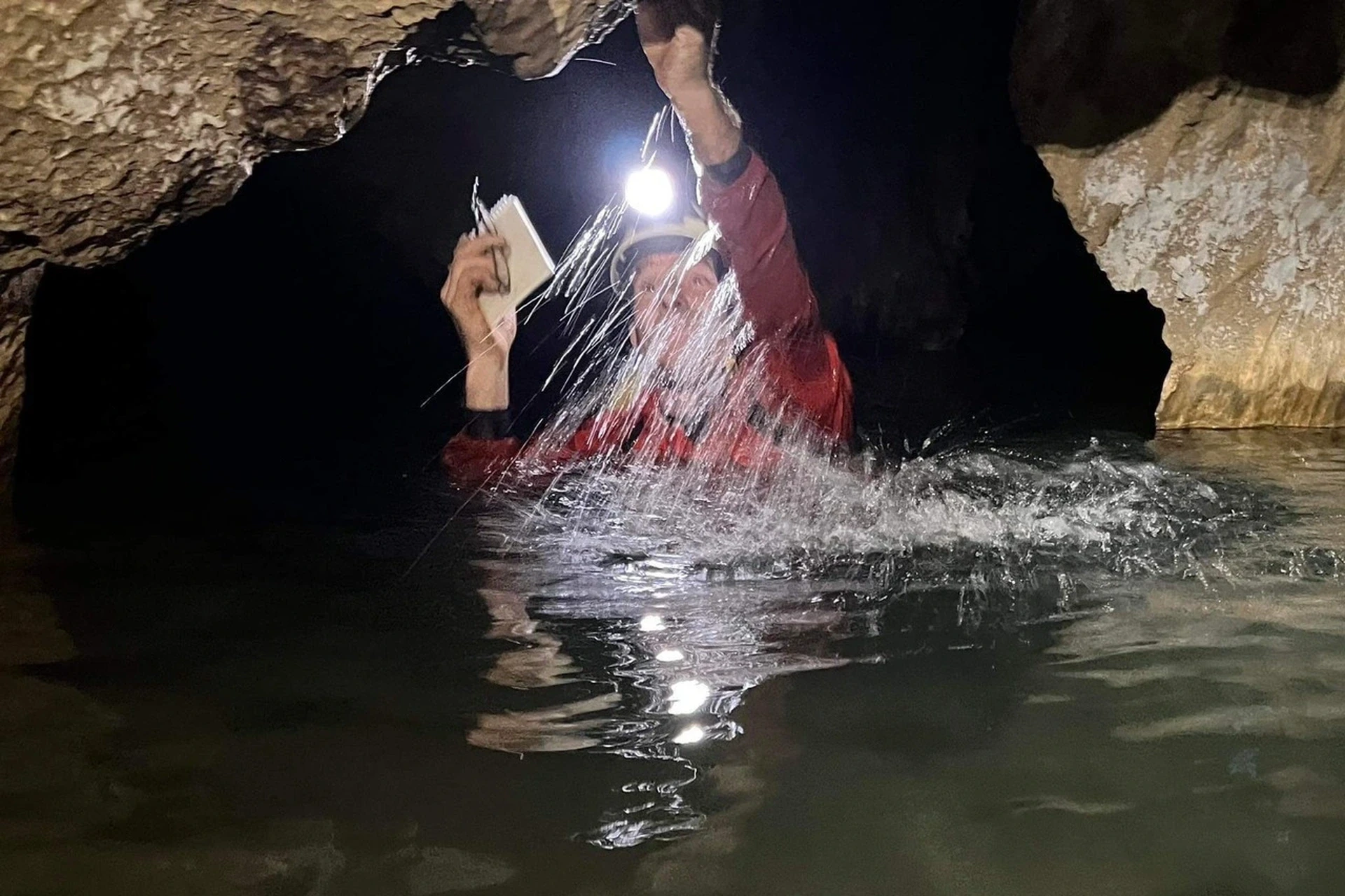 Khám phá 22 hang động kỳ vĩ mới được phát hiện tại Quảng Bình ảnh 9