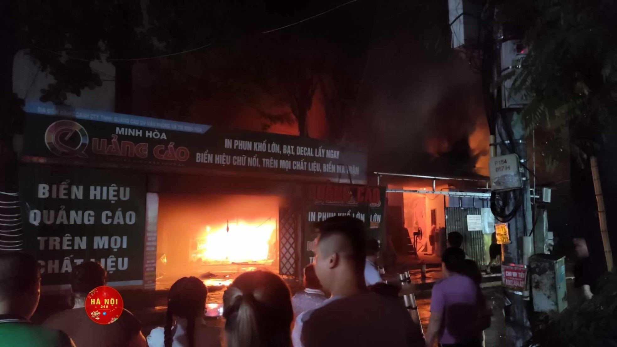 Hà Nội: Sét đánh bén lửa, thiêu rụi cửa hàng quảng cáo trong mưa ảnh 1