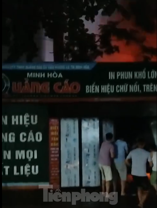 Hà Nội: Sét đánh bén lửa, thiêu rụi cửa hàng quảng cáo trong mưa ảnh 5