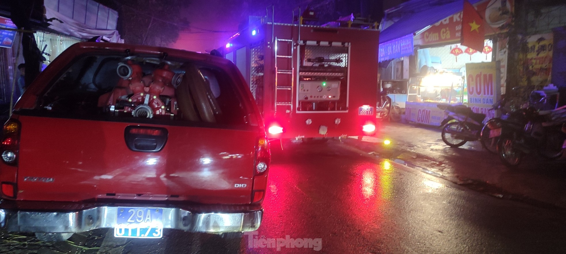Hà Nội: Sét đánh bén lửa, thiêu rụi cửa hàng quảng cáo trong mưa ảnh 11