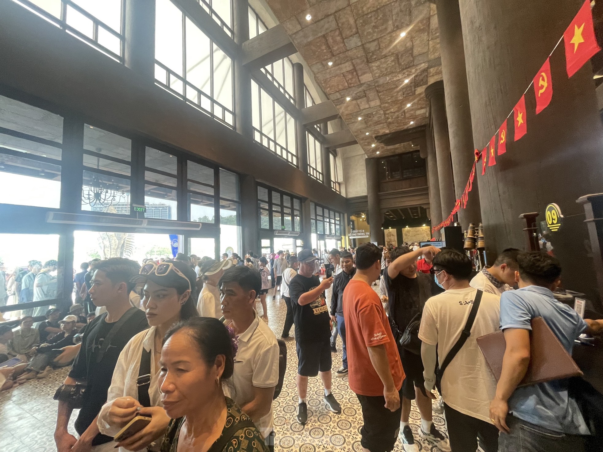 Du khách đổ xô đi đảo Ti Tốp, hang Sửng Sốt ảnh 2