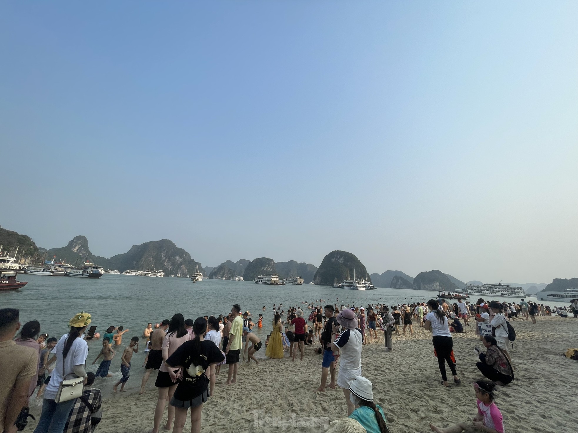 Du khách đổ xô đi đảo Ti Tốp, hang Sửng Sốt ảnh 4