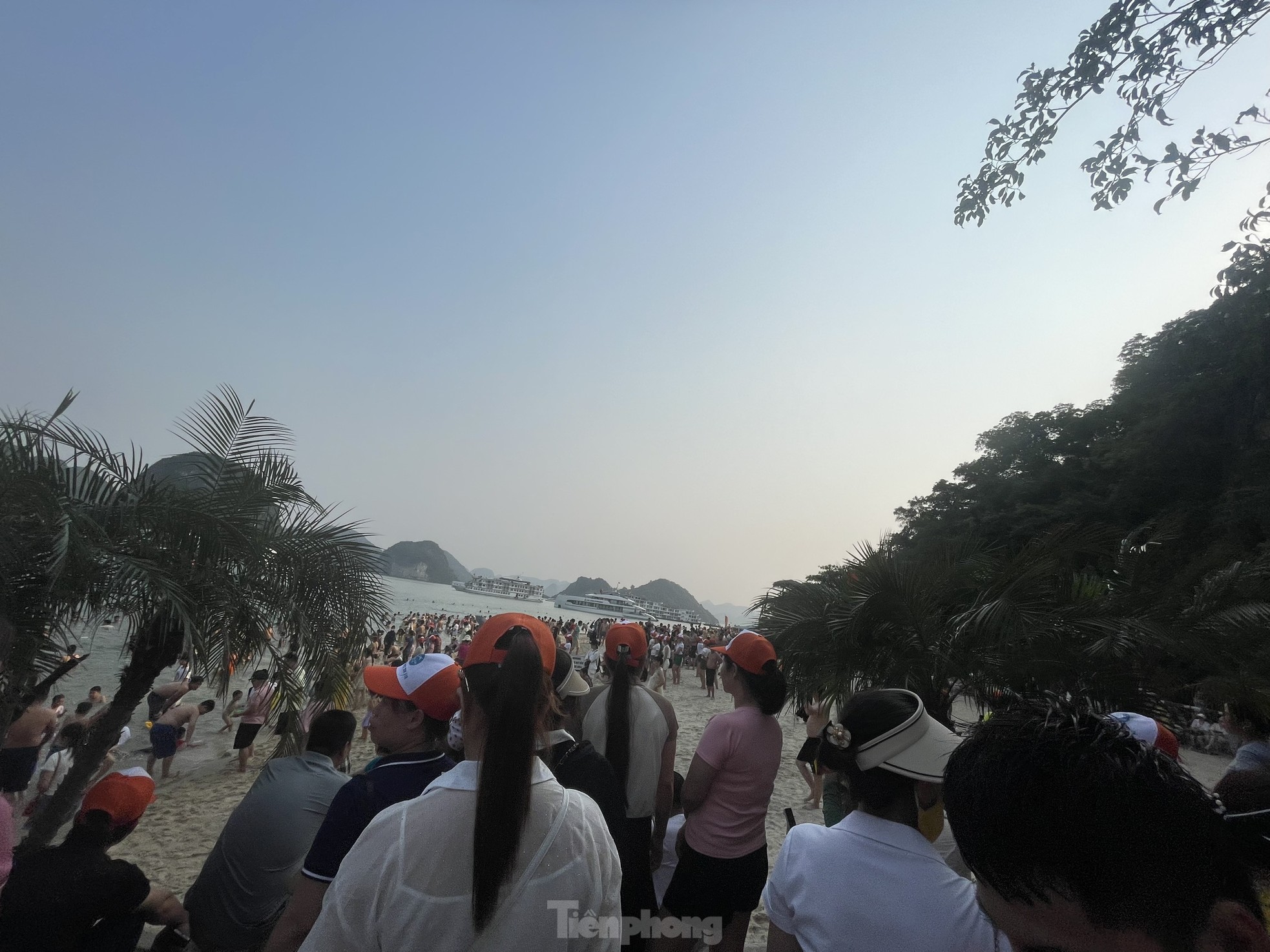 Du khách đổ xô đi đảo Ti Tốp, hang Sửng Sốt ảnh 6