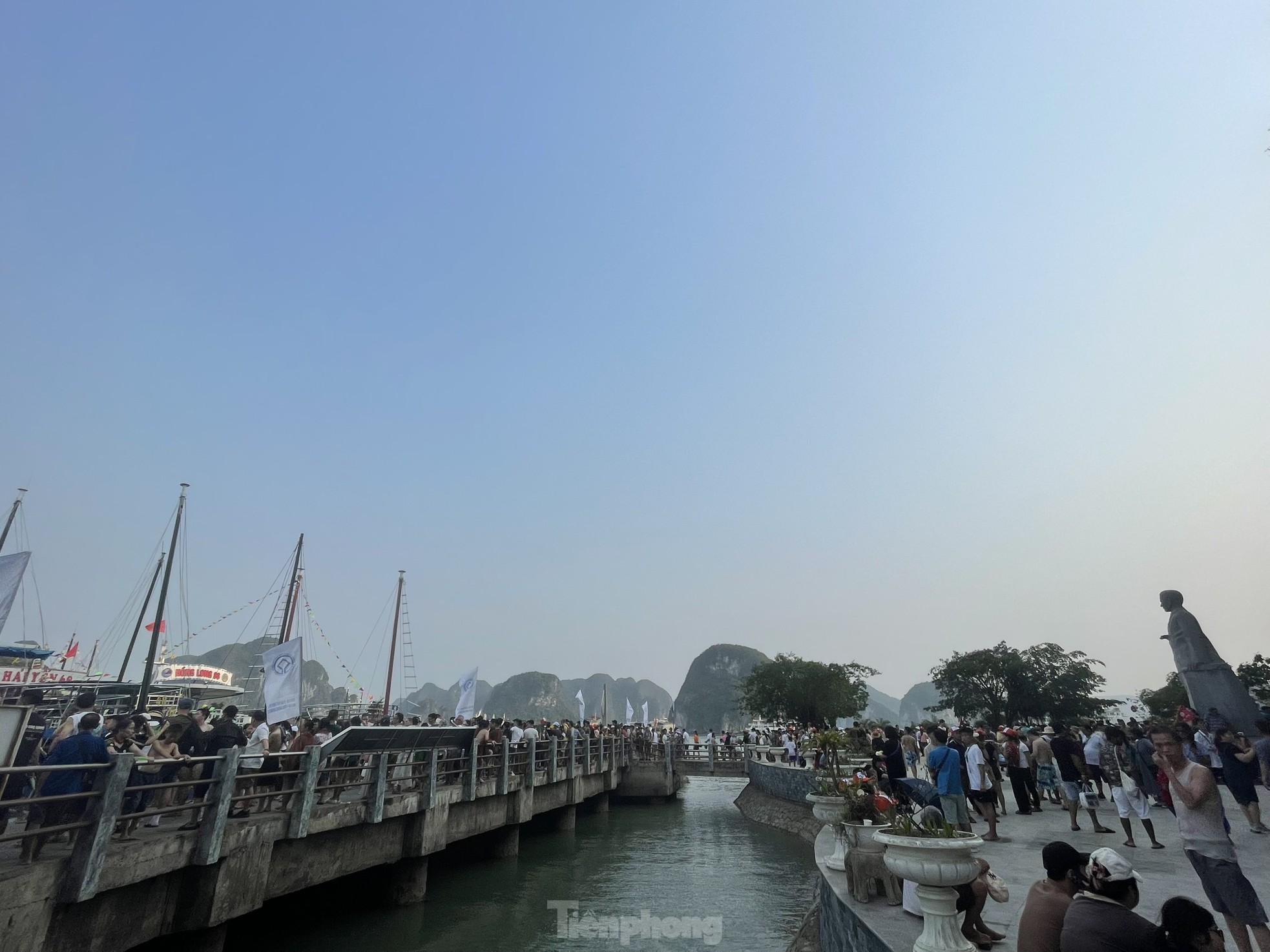 Du khách đổ xô đi đảo Ti Tốp, hang Sửng Sốt ảnh 10