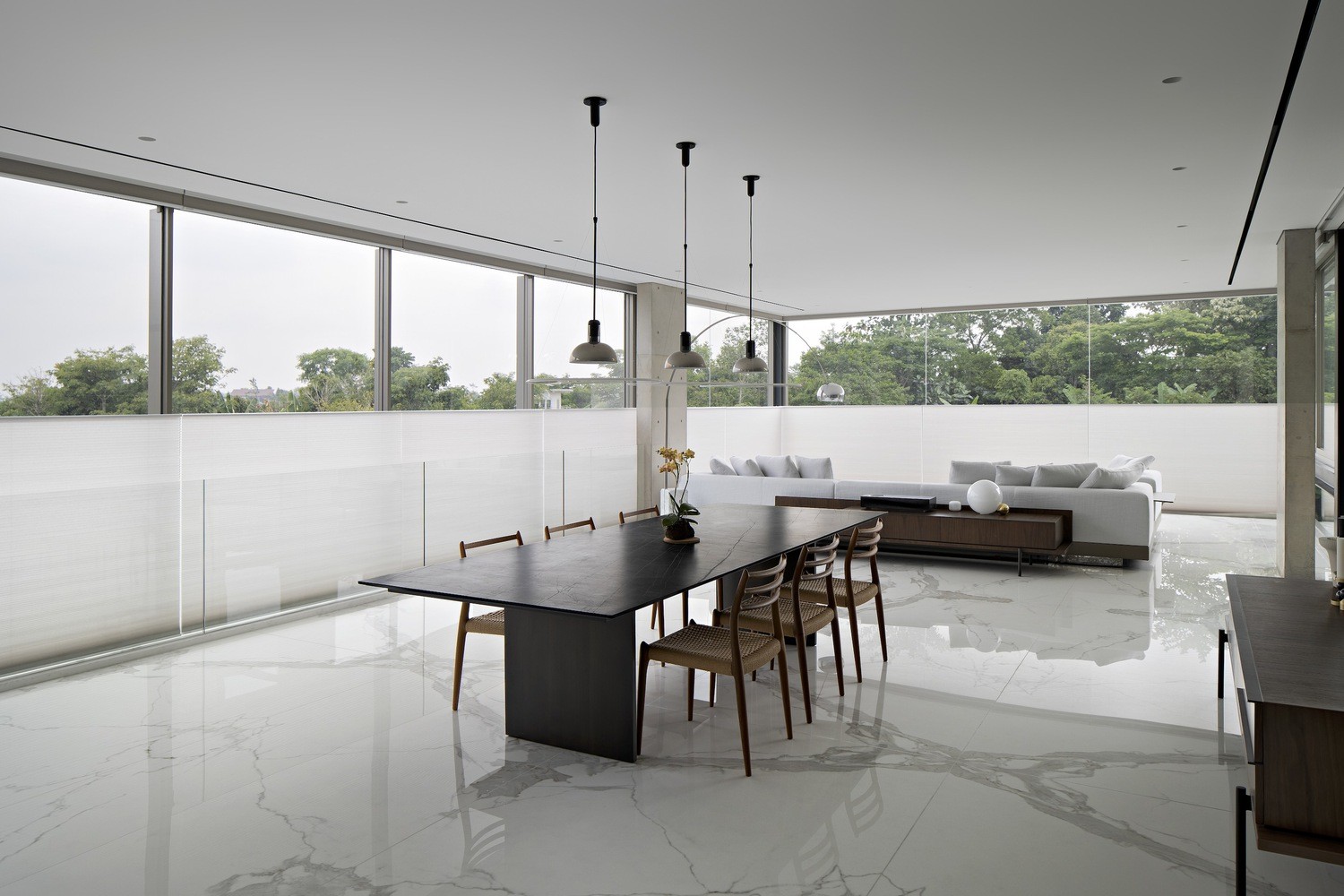 Biệt thự luôn mát mẻ và ngập ánh sáng nhờ cách tận dụng hướng Tây độc đáo ảnh 9