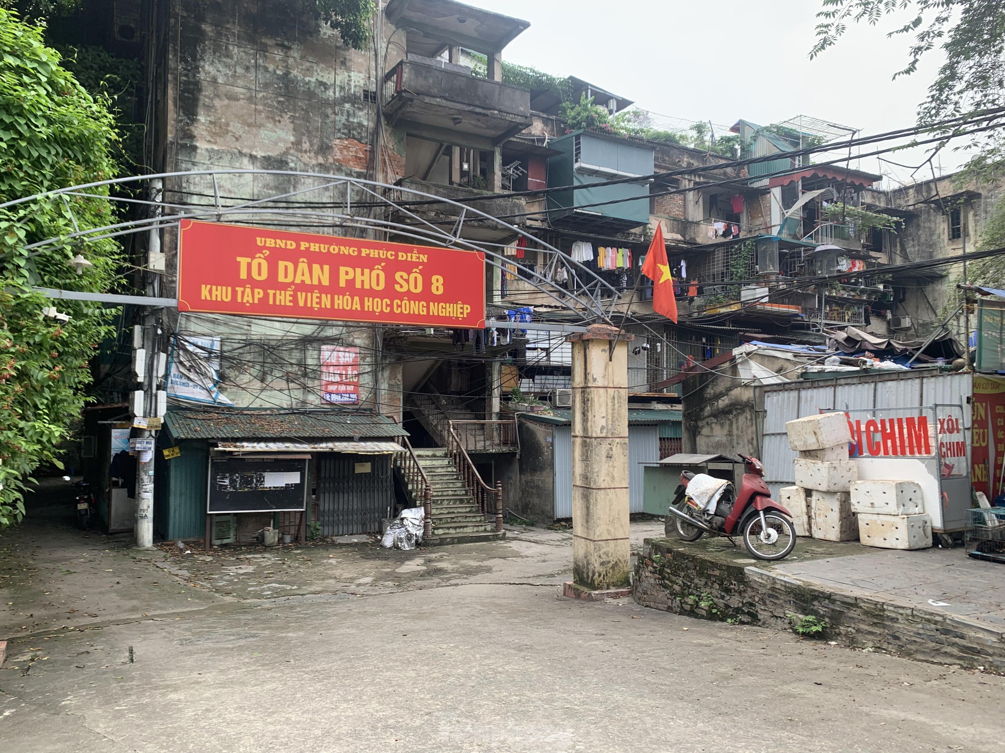Bên trong khu tập thể hơn 50 tuổi xuống cấp, rung lắc mỗi khi xe chạy qua ảnh 1