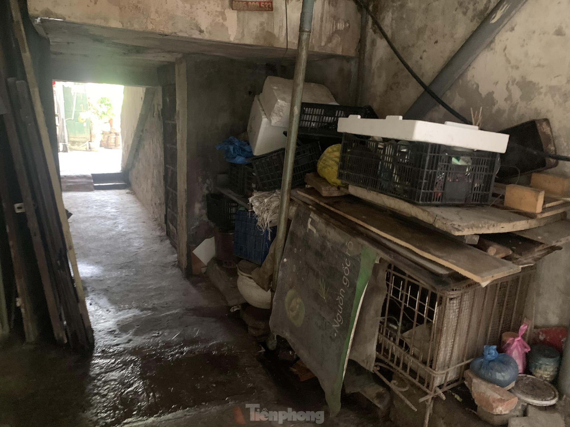 Bên trong khu tập thể hơn 50 tuổi xuống cấp, rung lắc mỗi khi xe chạy qua ảnh 19