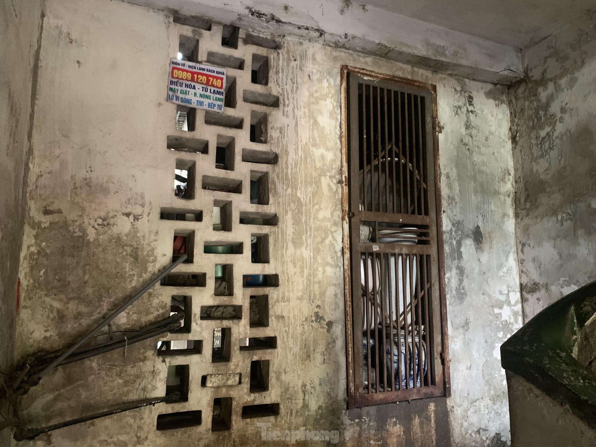 Bên trong khu tập thể hơn 50 tuổi xuống cấp, rung lắc mỗi khi xe chạy qua ảnh 15