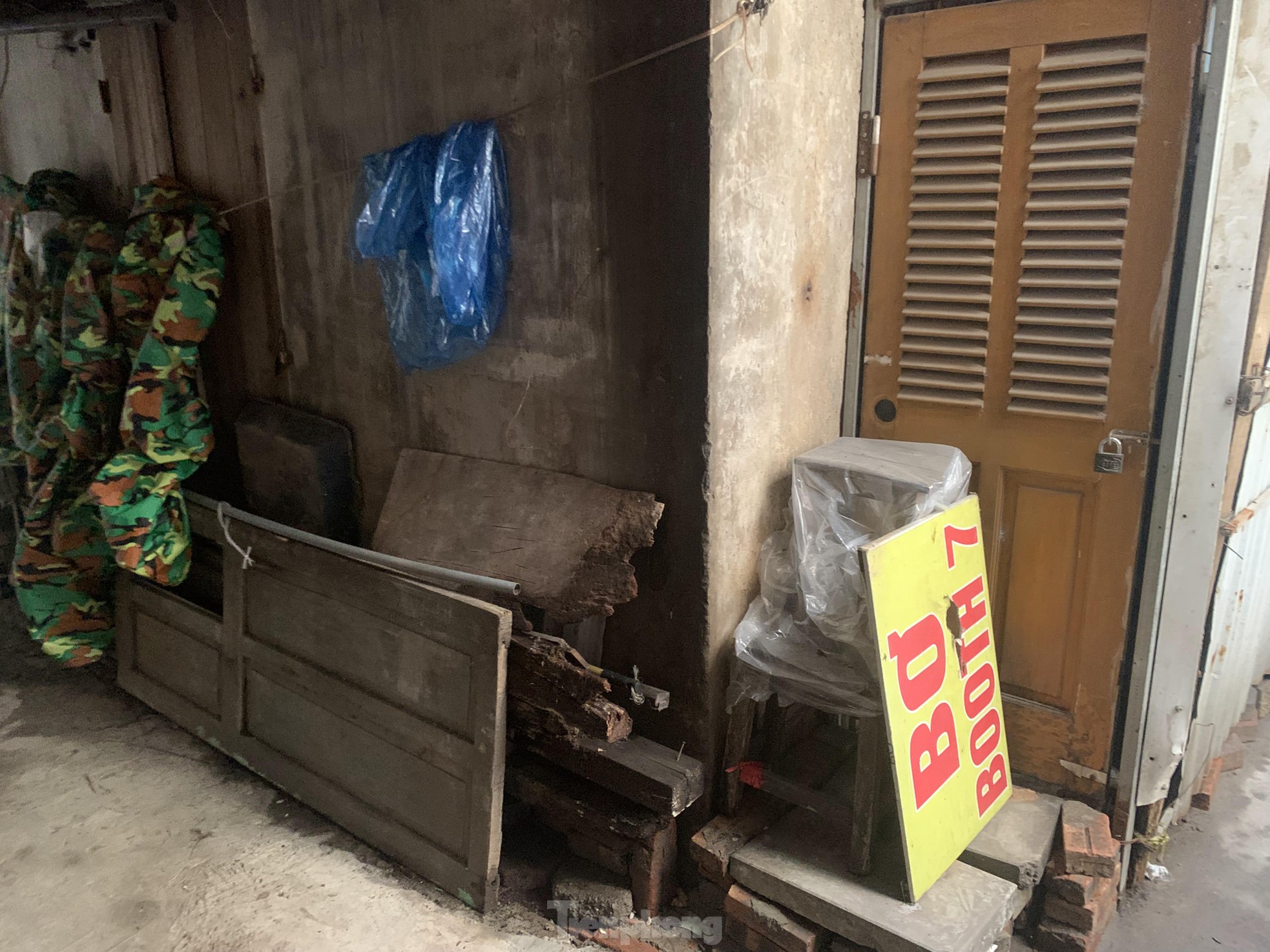 Bên trong khu tập thể hơn 50 tuổi xuống cấp, rung lắc mỗi khi xe chạy qua ảnh 21